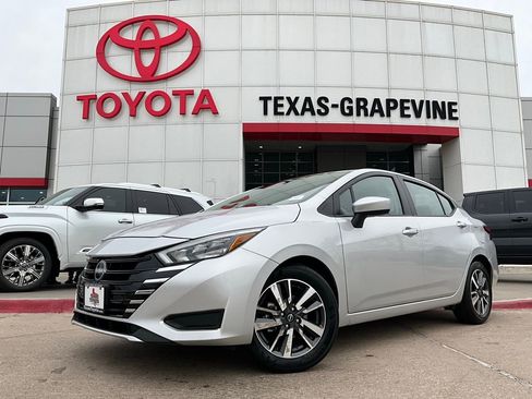 Used 2025 Nissan Versa SV image 2