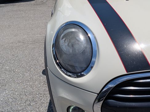 Used 2021 MINI Cooper 4-Door Hardtop w/ Storage Package FWD image 10
