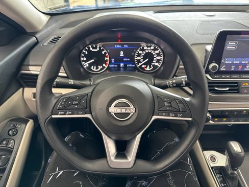 Used 2025 Nissan Altima 2.5 SV FWD image 17