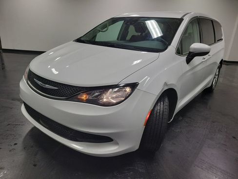 Used 2023 Chrysler Voyager LX FWD image 4