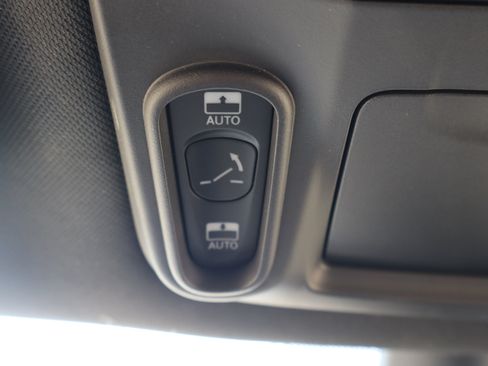 Used 2024 Chrysler Pacifica Premium FWD image 27