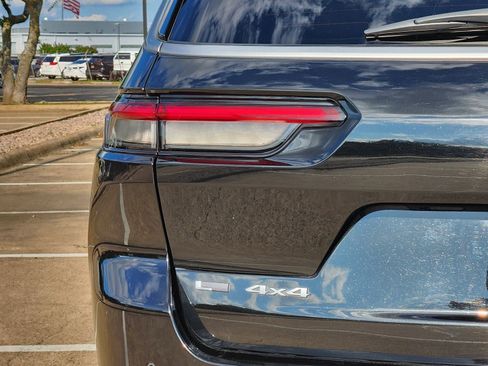 Used 2021 Jeep Grand Cherokee L Summit w/ Luxury Tech Group V AWD/4WD image 15