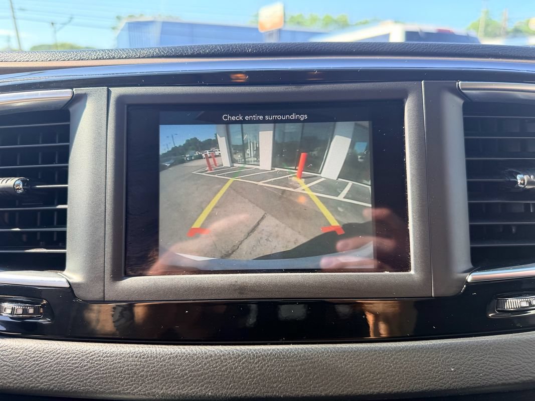 Used 2018 Chrysler Pacifica L FWD image 21