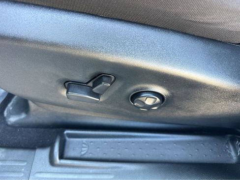 Used 2024 Chrysler Pacifica Touring image 34