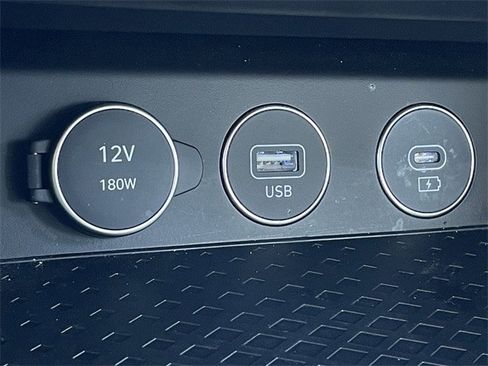 Used 2025 Genesis G70 2.5T image 19