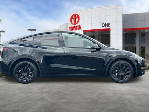 Used 2022 Tesla Model Y Long Range AWD/4WD image 3