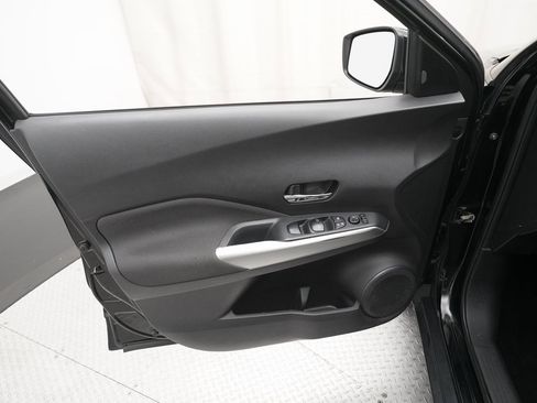 Used 2018 Nissan Kicks SV image 27