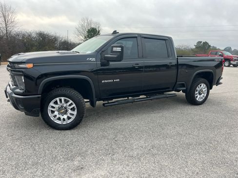 Used 2024 Chevrolet Silverado 2500 Custom w/ Custom Value Package image 3