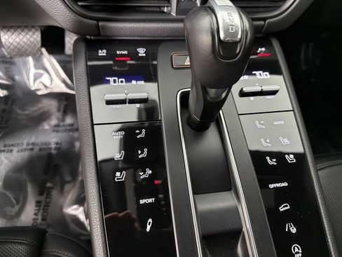 Certified 2024 Porsche Macan w/ Premium Plus Package AWD/4WD image 30