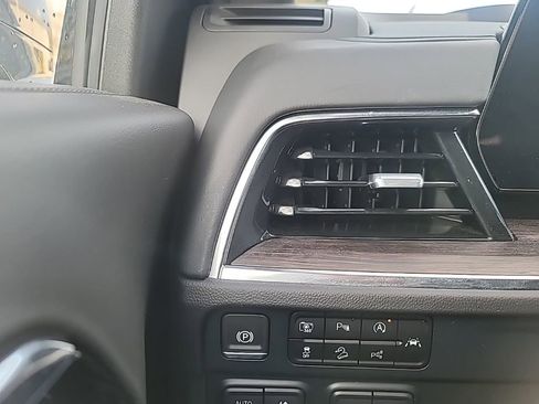 Certified 2025 Chevrolet Suburban Z71 image 23