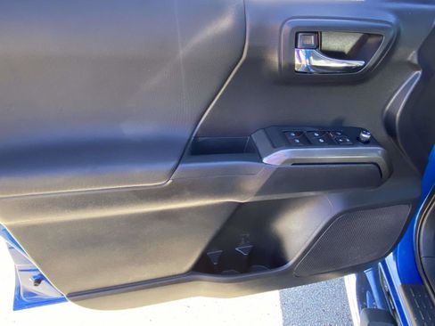 Used 2018 Toyota Tacoma SR image 4