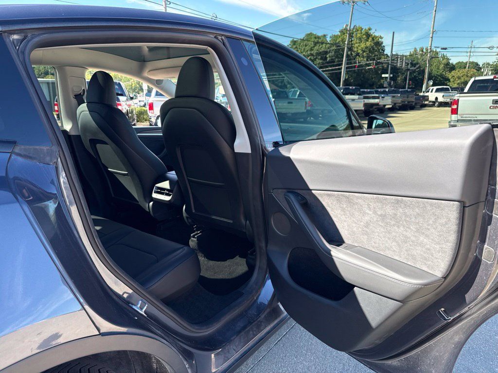Used 2023 Tesla Model Y Long Range AWD/4WD image 43
