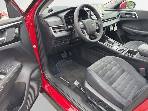 New 2025 Mitsubishi Outlander SE image 38