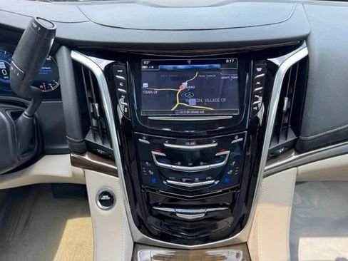 Used 2020 Cadillac Escalade Luxury w/ LPO, Radiant Package AWD/4WD image 19