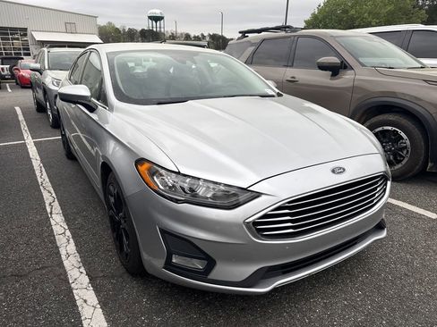 Used 2019 Ford Fusion SE w/ Equipment Group 151A image 2
