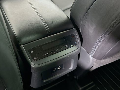 Used 2023 Nissan Pathfinder SL AWD/4WD image 34