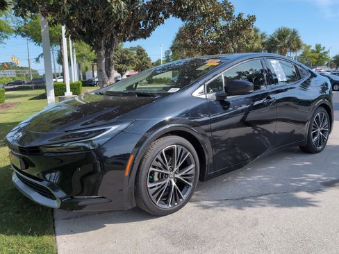 Used 2023 Toyota Prius XLE image 5