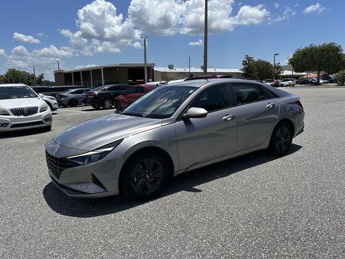 Used 2023 Hyundai Elantra SEL w/ Preferred Accessory Package FWD image 14