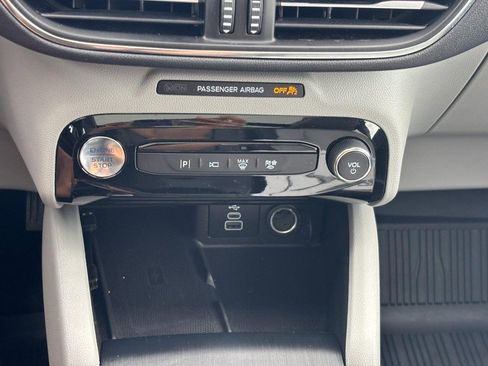 Used 2025 Ford Escape Platinum w/ Premium Technology Package FWD image 23