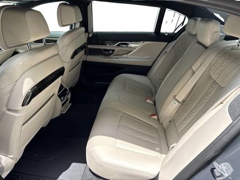 Used 2022 BMW 740i w/ M Sport Package RWD image 9
