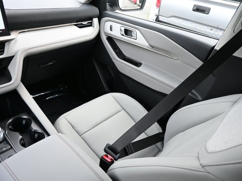 New 2026 Ford Explorer Active w/ Active Comfort Package image 30