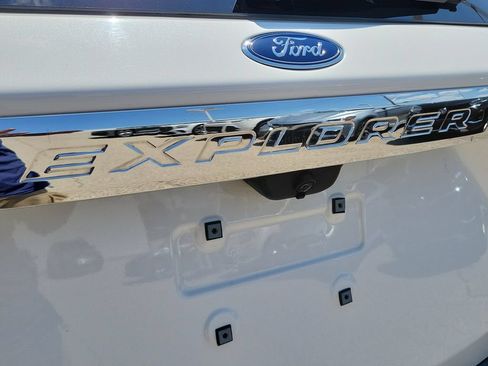 Used 2022 Ford Explorer Limited w/ Equipment Group 301A AWD/4WD image 7