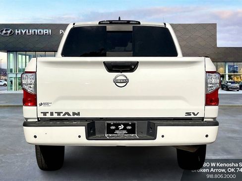 Used 2023 Nissan Titan SV image 4