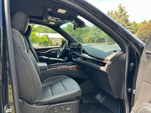 Used 2023 Cadillac Escalade Premium Luxury AWD/4WD image 40