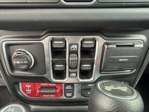 Used 2025 Jeep Wrangler Unlimited Rubicon w/ Convenience Group AWD/4WD image 8