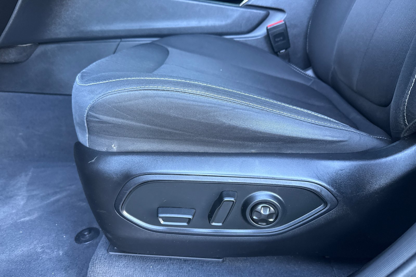 Used 2023 Jeep Grand Cherokee Laredo AWD/4WD image 12