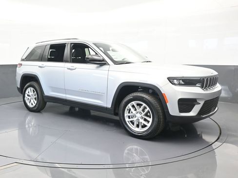 Used 2024 Jeep Grand Cherokee Laredo X image 8