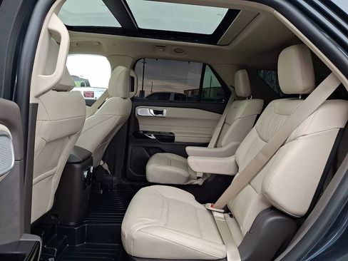 Used 2022 Ford Explorer Platinum w/ Technology Package image 10