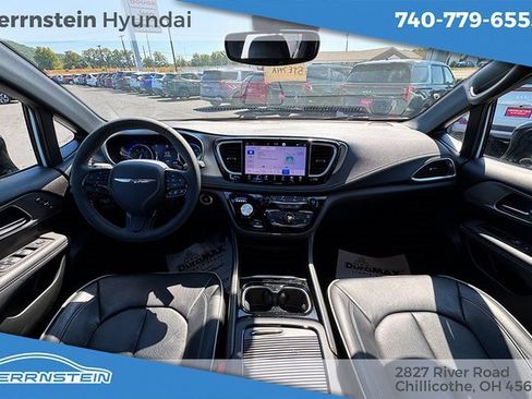 Used 2023 Chrysler Pacifica Limited w/ S Appearance Package image 6