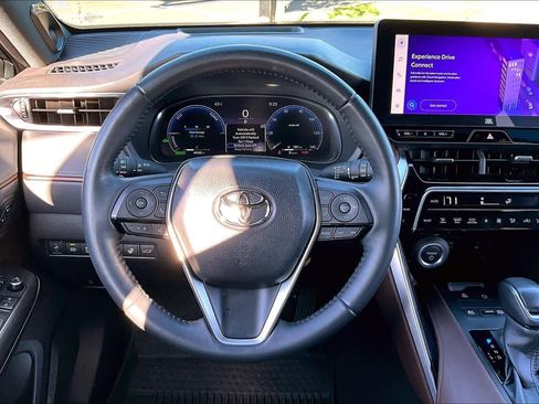 Used 2024 Toyota Venza Limited image 5