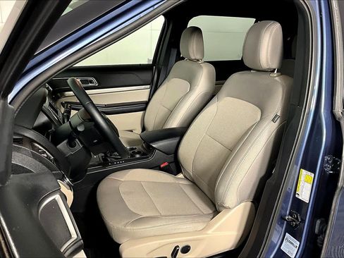 Used 2018 Ford Explorer XLT image 8