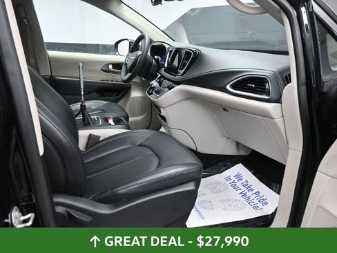 Used 2024 Chrysler Pacifica Select image 21