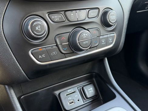 Used 2015 Jeep Cherokee Limited w/ Luxury Group FWD image 17
