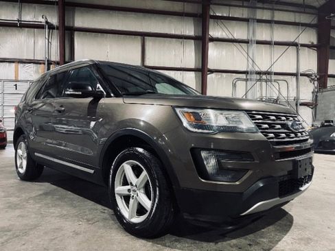 Used 2016 Ford Explorer XLT image 3