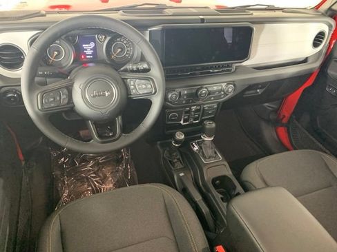 Used 2025 Jeep Wrangler Unlimited Sport AWD/4WD image 18