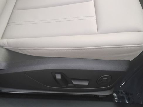 Used 2025 Audi Q4 e-tron Premium image 27