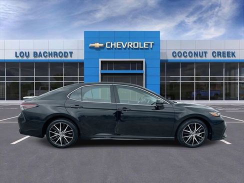 Used 2023 Toyota Camry SE image 9