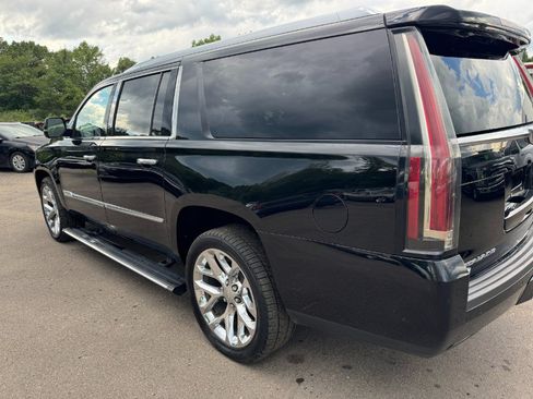 Used 2017 Cadillac Escalade ESV Platinum AWD/4WD image 10