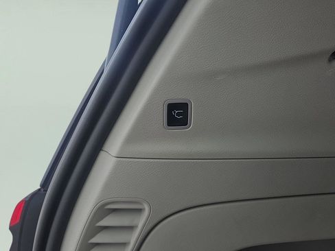 Used 2023 Chrysler Pacifica Touring-L FWD image 11