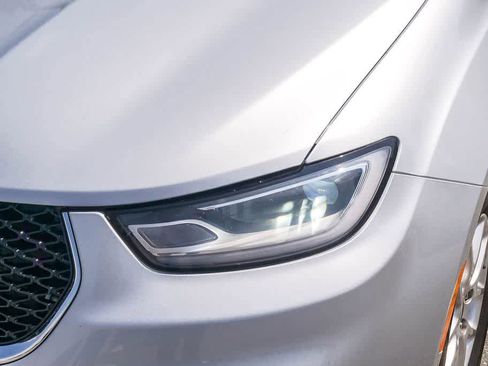 Used 2023 Chrysler Pacifica Touring-L image 5