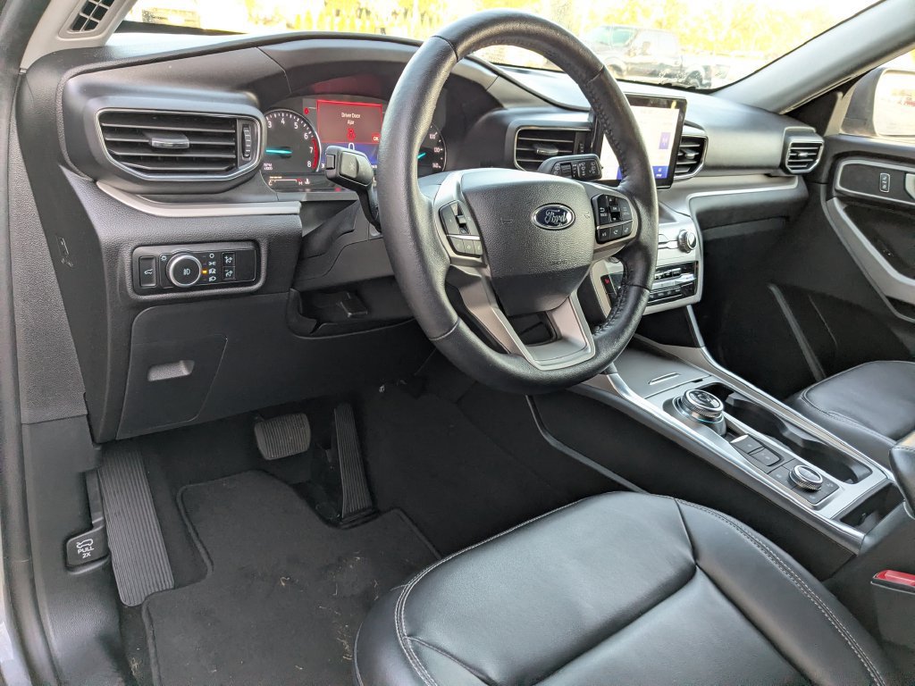 Used 2024 Ford Explorer XLT w/ Equipment Group 202A AWD/4WD image 2