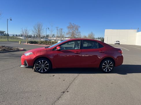 Used 2018 Toyota Corolla SE image 2