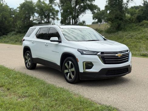 Used 2023 Chevrolet Traverse LT w/ LT Premium Package AWD/4WD image 3