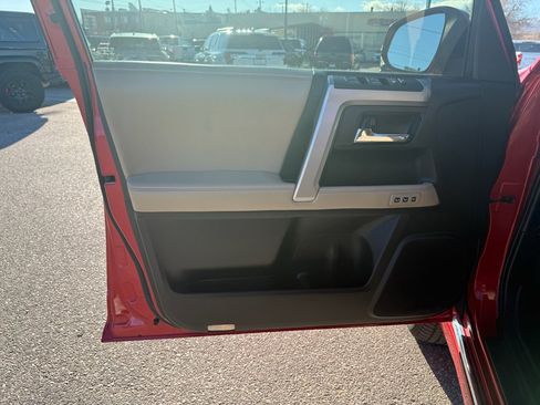 Used 2014 Toyota 4Runner Limited image 9