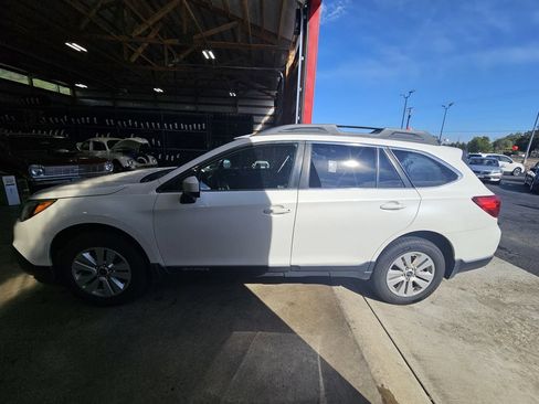 Used 2017 Subaru Outback 2.5i Premium AWD/4WD image 5
