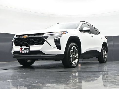 Used 2025 Chevrolet Trax LT FWD image 42